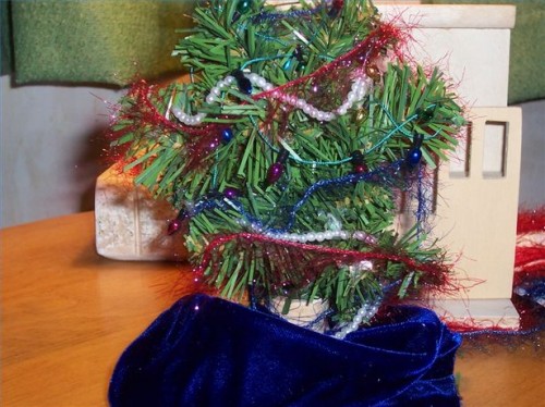 Como fazer uma árvore de Natal para uma casa de boneca