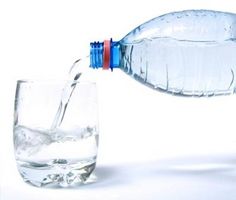 Como a água engarrafada é diferente do Tap & Água Destilada?