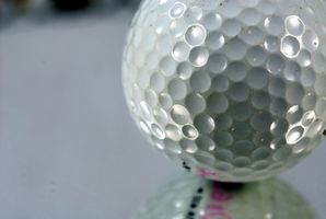 Qual é o significado de um ponto roxo em uma bola de golfe?