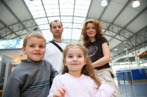 Como sobreviver a uma viagem Aeroporto com seus filhos