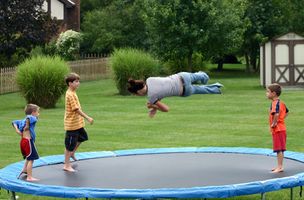 Como aterrar um Backflip sobre um trampolim