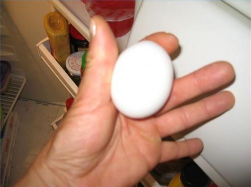 Como quebrar um ovo com uma mão