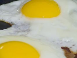 Como fazer um fogão solar que pode fritar um ovo