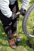 Como usar uma bomba de pneu de bicicleta Schwinn