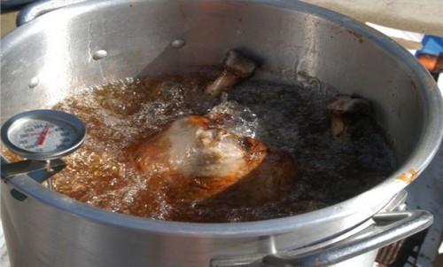 Como injectar uma marinada Enquanto fritar uma Turquia